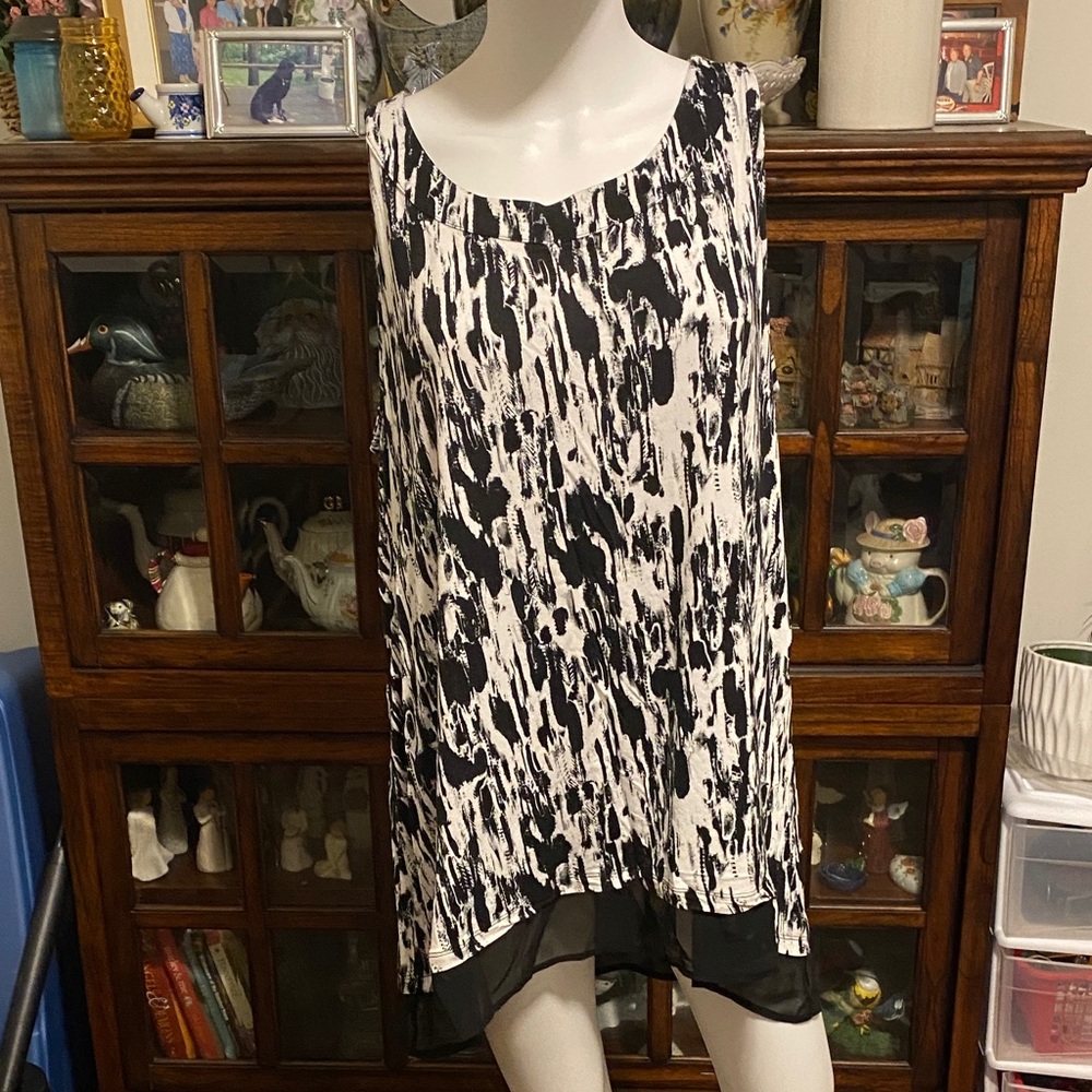 CJ Banks Black and White Sleeveless Blouse